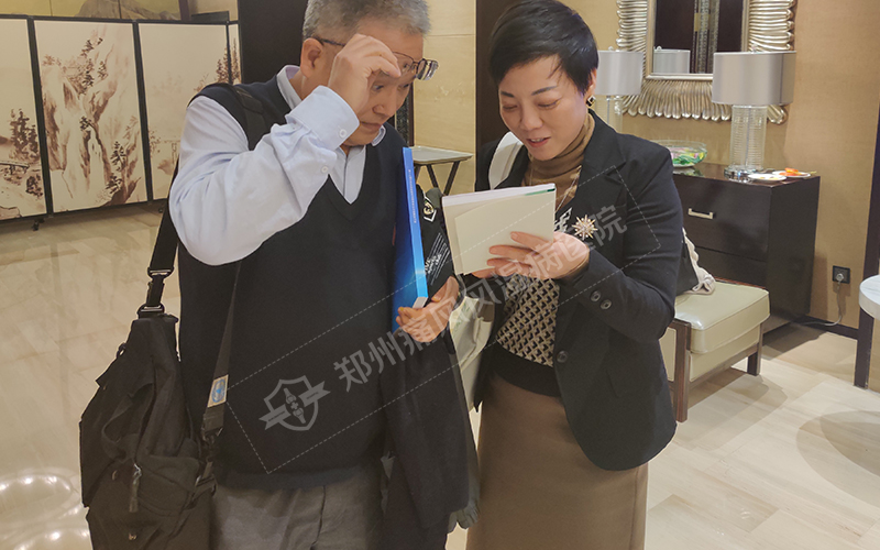 12(图:曾小峰教授在进行完讲座以后,杜爱华主任将自己临床上遇到的罕见疑难病例与曾教授进行分析、交流。).jpg