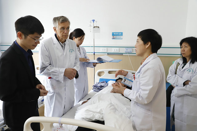 杜爱华主任与国际风湿免疫学专家学者Rikard·Holmdahl教授,讨论优化病人的治疗康复方案.JPG