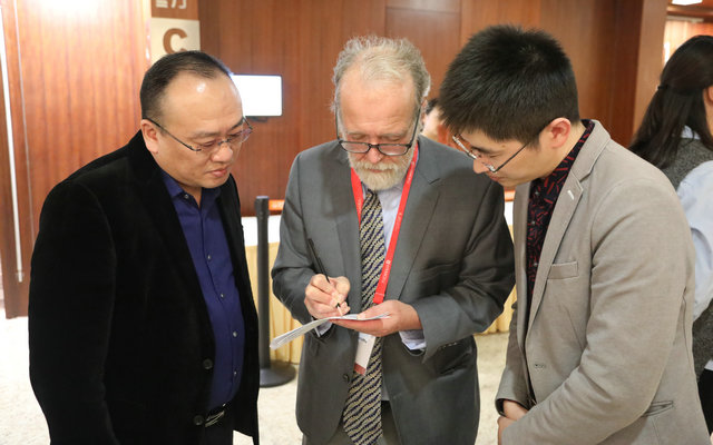 (图:程本维主任与国际免疫学专家Michael Ratcliffe先生就与免疫学相关问题进行交流、交换意见).jpg