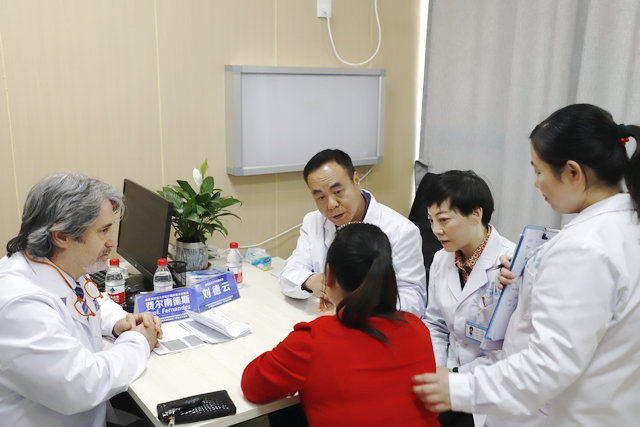 杜爱华主任与美国德克萨斯州休斯敦医院疼痛医学教授赫雷罗·费尔南德斯、首都医科大学附属复兴医院刘德云教授联合为患者会诊.J