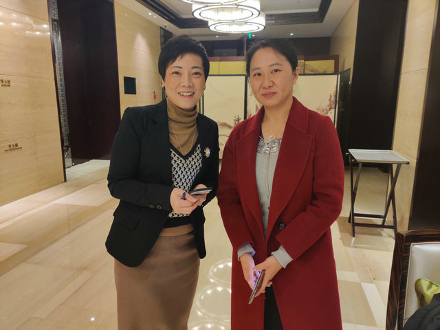 (图:我院杜爱华主任与北京协和医院风湿免疫科吴婵媛副主任医师就其中一例痛风疑难病例进行了深入的交流。).jpg