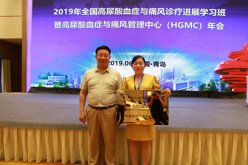 陈会想主任代表郑州痛风风湿病医院接受亚太痛风联盟高尿酸血症及痛风管理中心(HGMC)分中心授牌.JPG